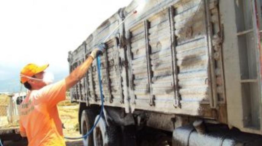 &Ouml;demiş'te &Ccedil;&ouml;p Konteynerleri Ve &Ccedil;&ouml;p Kamyonları Dezenfekte Ediliyor