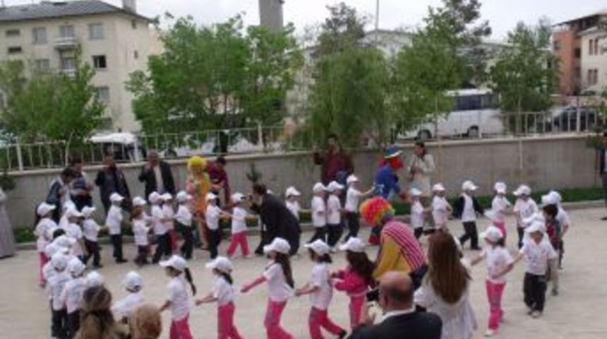 Aşkaleli Miniklerin Mezuniyet T&ouml;reni, Renkli G&ouml;r&uuml;nt&uuml;lere Sahne Oldu