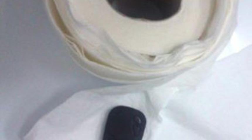 Tuvalette kadınları görüntülerken yakalandı