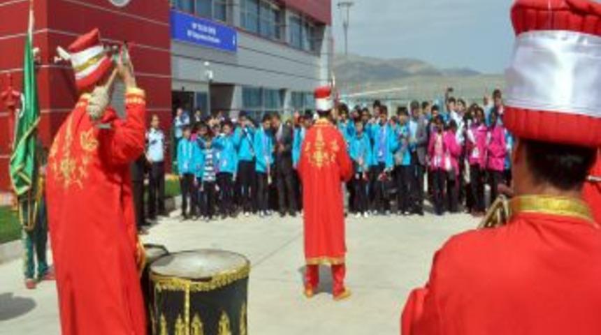 T&uuml;rk&ccedil;e'nin &Ccedil;ocukları Mehter Marşıyla Karşılandı