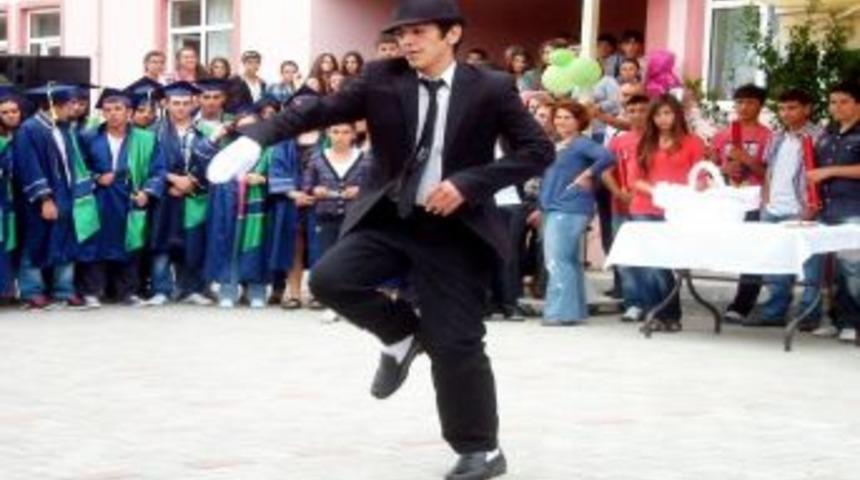 Burhaniye'de Gen&ccedil; Dans&ccedil;ıya B&uuml;y&uuml;k Alkış