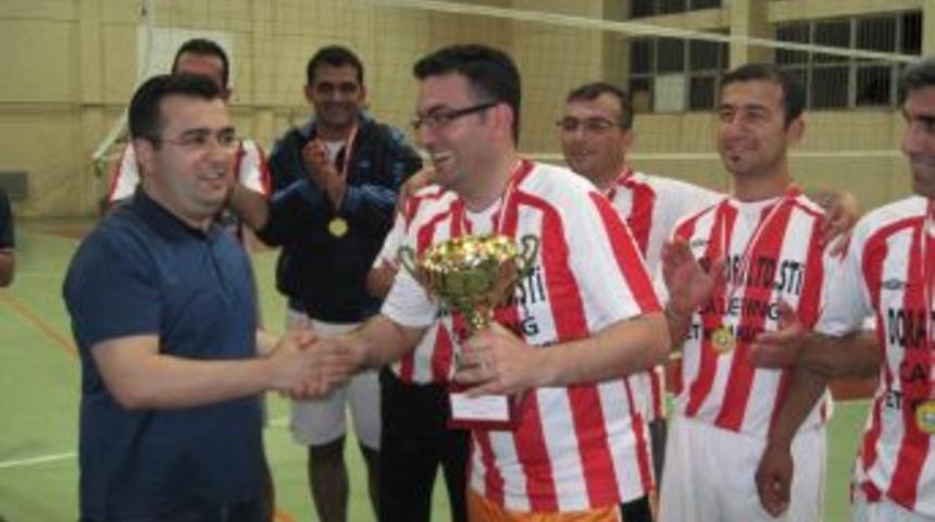 Derik Kaymakamlık Voleybol Turnuvasında Sağlıkspor Şampiyon Oldu