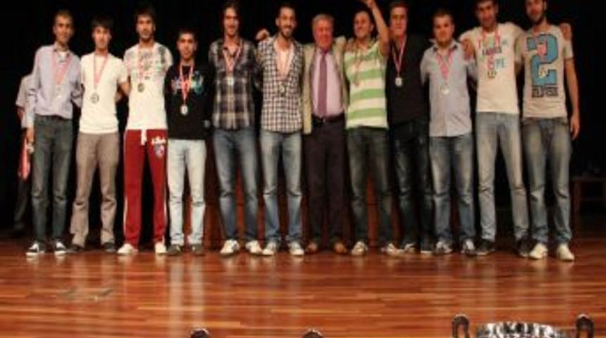 PA&Uuml; Başarılı Sporcularını &Ouml;d&uuml;llendirdi