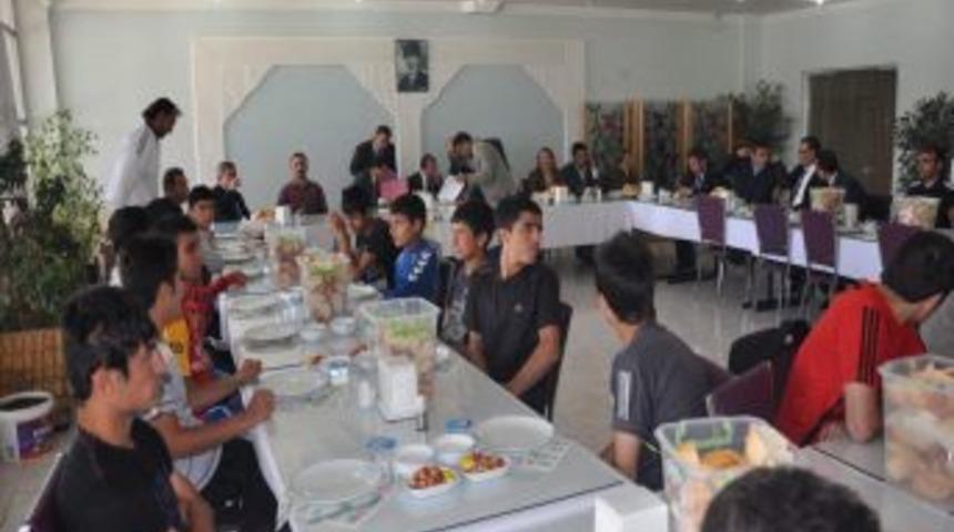 Kurum Amirleri Futbol Ma&ccedil;ında Ter D&ouml;ken Gen&ccedil;ler Onuruna Yemek