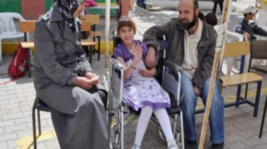 Kapak Biriktirerek, Arkadaşlarına Tekerlekli Sandalye Aldılar