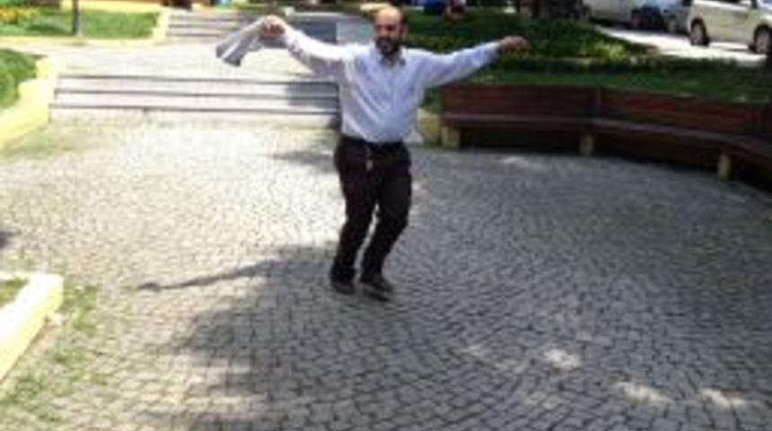 İşsizlikten Bunalınca Tek Başına Halay &Ccedil;ekti