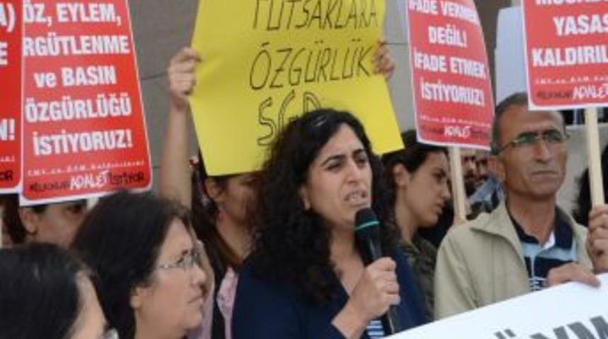 Tutuklu Gazeteciler I&ccedil;in Adliye &Ouml;n&uuml;nde Eylem