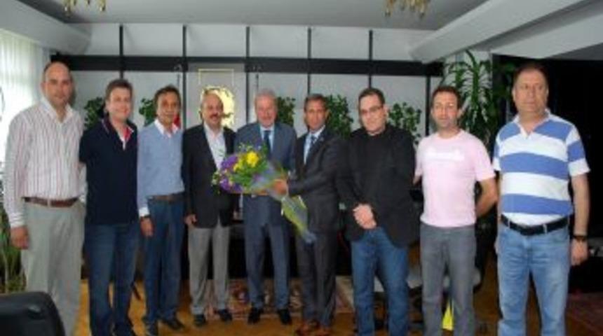 Fenerbah&ccedil;eliler Derneği'nden Başkan Okay'a Forma Hediyesi