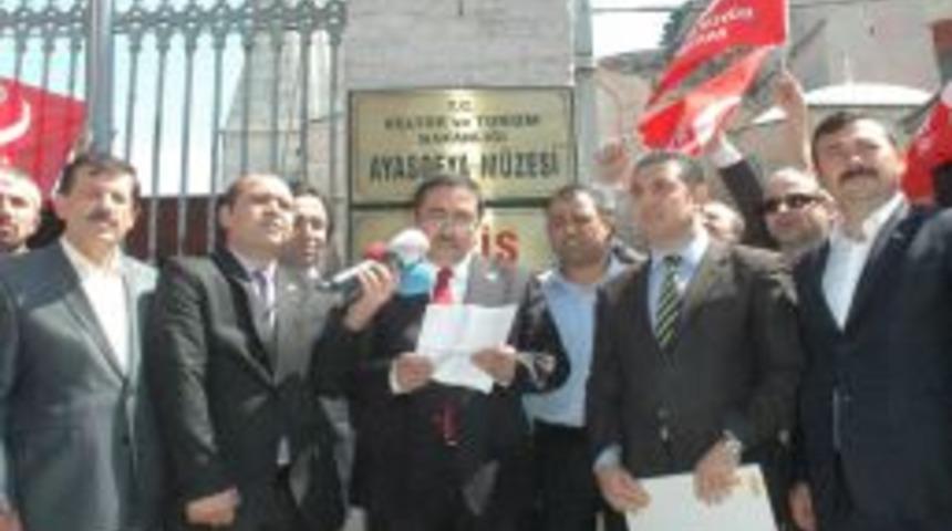 Bbp'liler Ayasofya M&uuml;zesi'ne "ayasofya Camii" Tabelası Astı