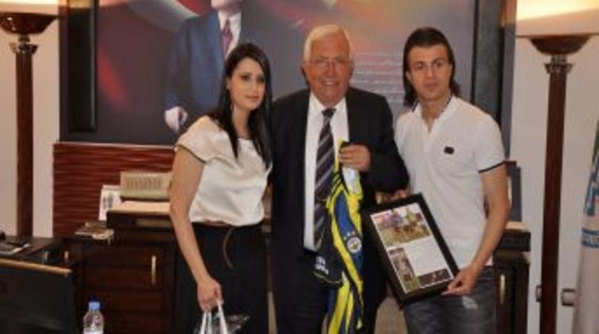 Orhan Şam, Galatasaraylı Başkanı Fenerbah&ccedil;e Forması Hediye Etti