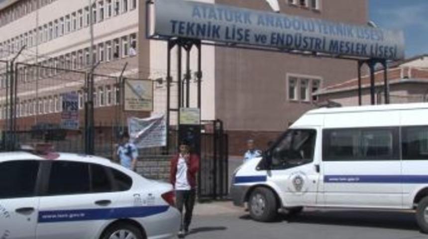 Kavga &Ccedil;ıkarıp, Okulun G&uuml;venlik G&ouml;revlisini Vurdular