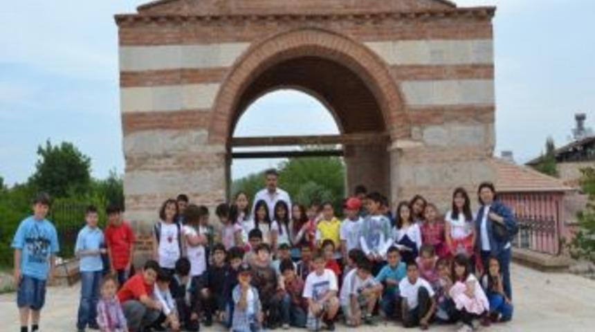 &Ouml;ğrenciler Tarihi Yerleri Gezdi