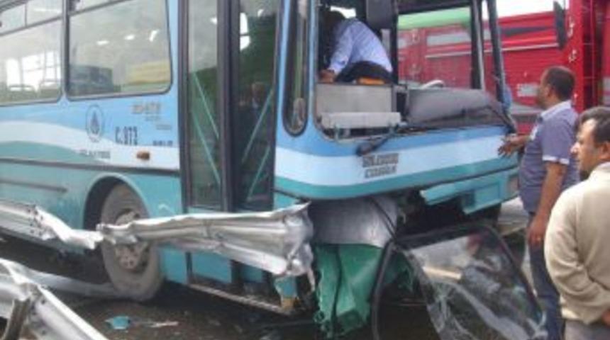 Halk Otob&uuml;s&uuml; Bariyere &Ccedil;arptı: 4 Yaralı