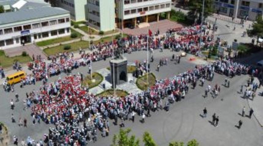 Meydanda Toplanan 3 Bin 500 &Ouml;ğrenci Birlikte Kitap Okudu