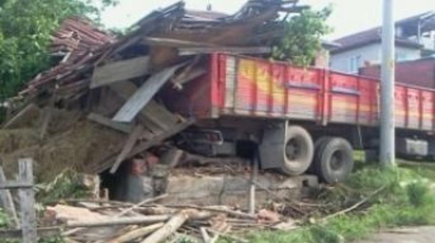 Freni Boşalan Kamyon Ahıra &Ccedil;arptı