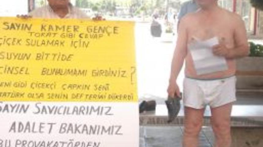 Kamer Gen&ccedil;'i Soyunarak Protesto Etti