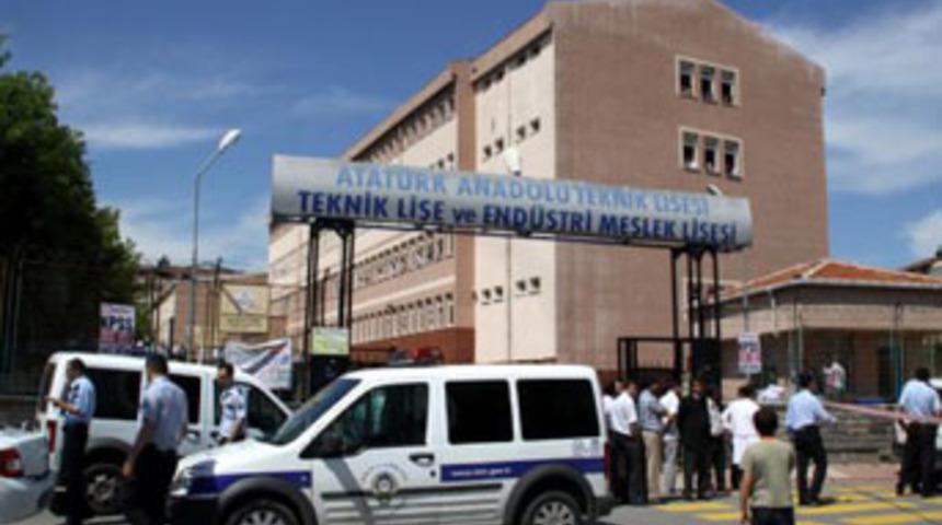 &Ouml;ğrencilerin g&ouml;z&uuml; &ouml;n&uuml;nde vurdular