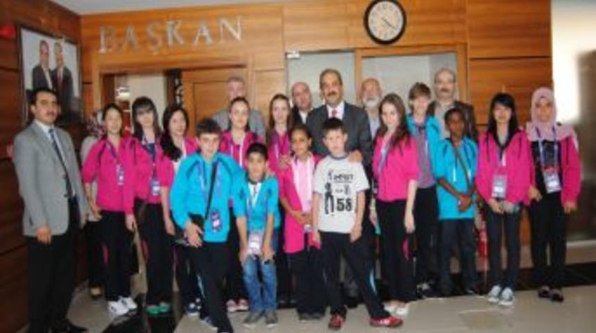 D&uuml;nya &Ccedil;ocukları, Vali Ve Belediye Başkanı Makamında