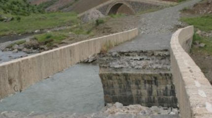 Tarihi &Ccedil;arpıran K&ouml;pr&uuml;s&uuml;'n&uuml;n Bir G&ouml;z&uuml; Yine Yıkıldı
