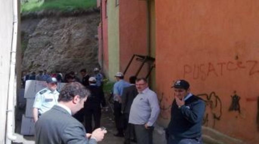 Yozgat&rsquo;ta &Uuml;zerine Asans&ouml;r Demiri D&uuml;şen &Ccedil;ocuk &Ouml;ld&uuml;