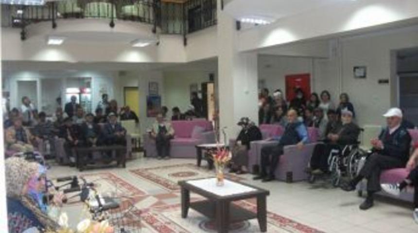 Om&uuml;'l&uuml; &Ouml;ğrencilerden Yaşlılara Ziyaret