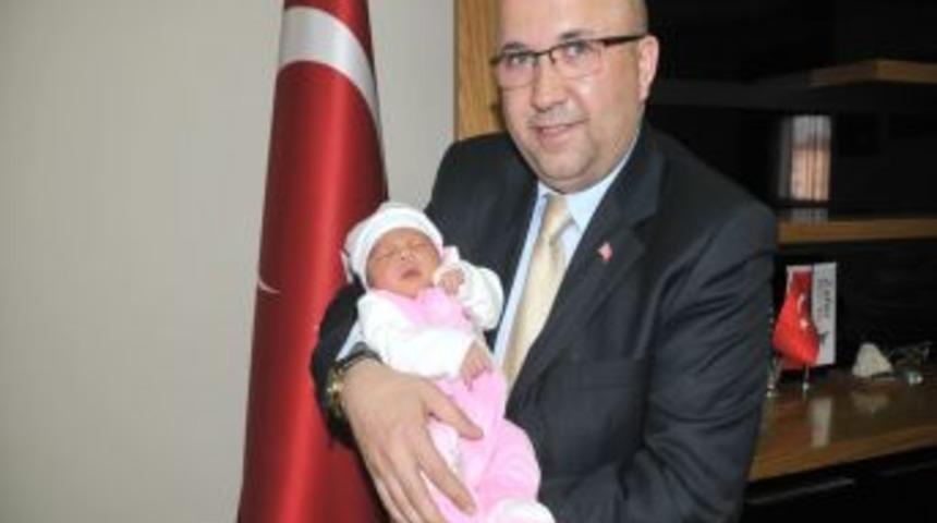 Afyonkarahisar'da Doğan Bebeğe Hemşehrilik Beratı Veriliyor