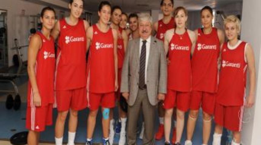 Akaydın'dan Milli Basketbolculara Moral Ziyareti