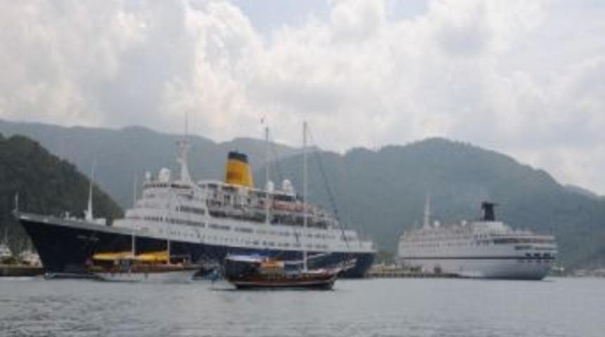 Marmaris İki Yolcu Gemisine Aynı Anda Ev Sahipliği Yaptı