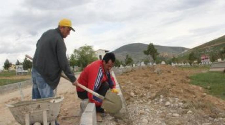 Bayburt Belediyesi, Mezarlıkları Elden Ge&ccedil;iriyor
