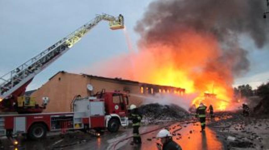 Gebze'de, Kozmetik Fabrikası Yangını
