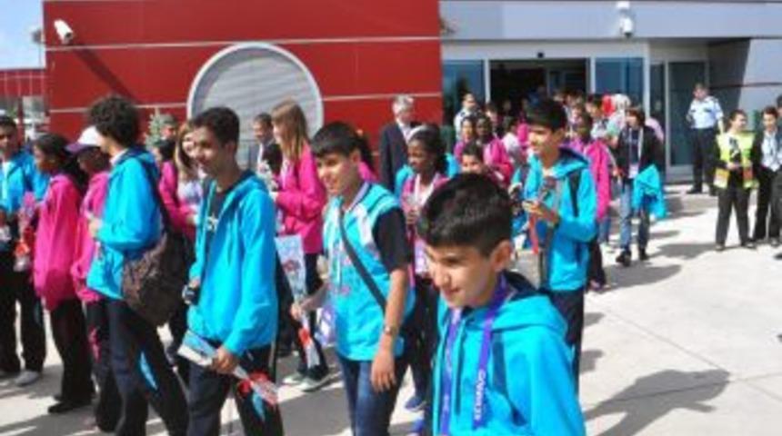 T&uuml;rk&ccedil;e Olimpiyatı &Ouml;ğrencileri Mehteranla Karşılandı