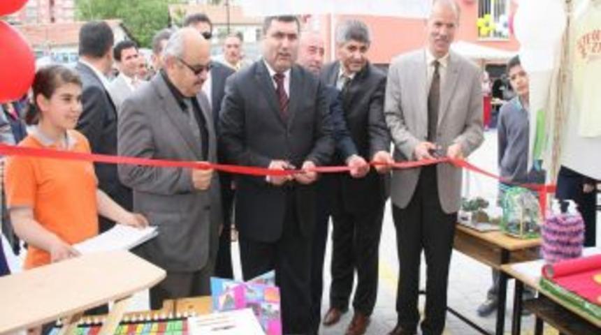 Ğrencilerin Topladığı Renkli Kapaklar Bir Engelli &Ccedil;ocuğu Sevindirdi