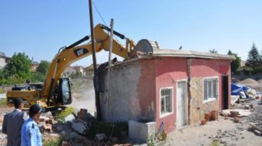 Meram'da Antalya &Ccedil;evre Yolu'ndaki Ka&ccedil;ak Yapılar Yıkılıyor