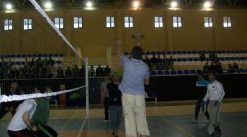 Voleybol Turnuvasında Birincilik Kupasını &Ouml;ğretmenler Aldı