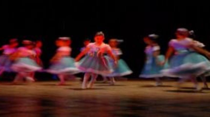 Minik balerinlerden yıl sonu g&ouml;sterisi