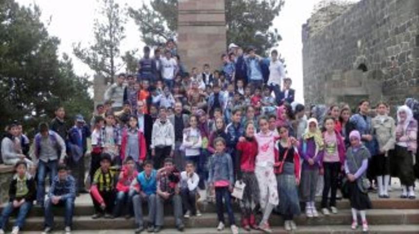 Tekmanlı 150 &Ouml;ğrenci Erzurum&rsquo;un Tarihi Mekanlarını Gezdi