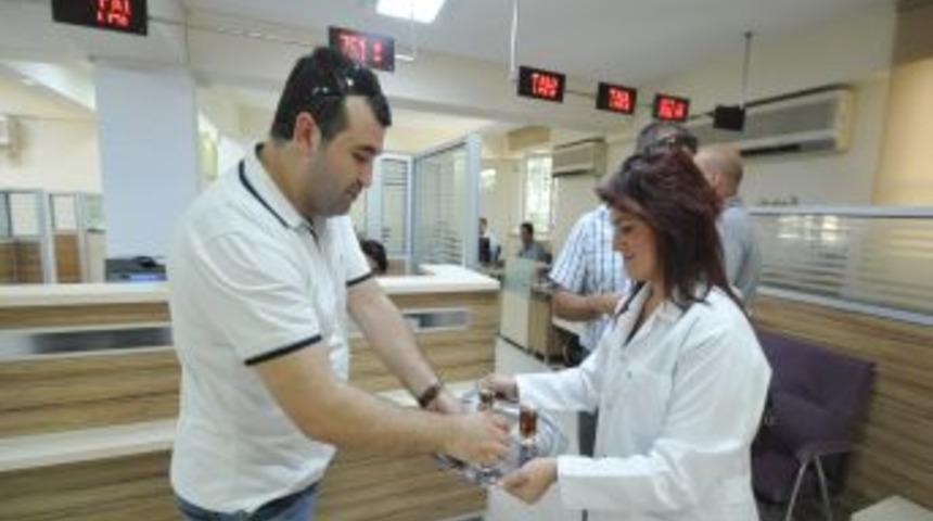 Vergi &Ouml;demeye Gelenlere Limonata Ve &Ccedil;ay Ikramı