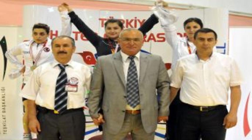 Gen&ccedil;ler Halter Şampiyonasında G&ouml;lbaşı&rsquo;nın Gururu Oldular