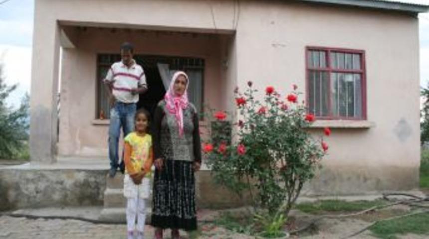 Evlerini Yılan Basınca Konteynırda Yaşamaya Başladılar