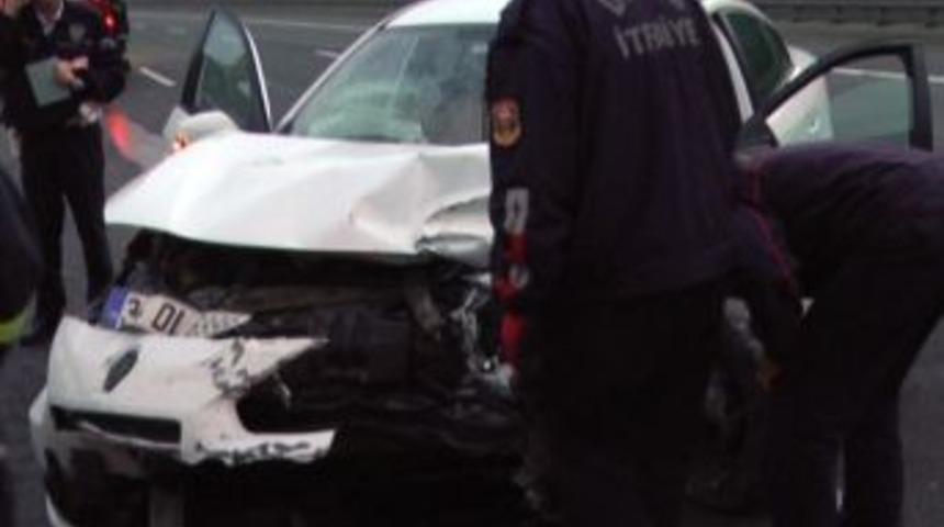 Tem Otoyolunda Bariyerlere Çarpan Otomobilde 2 Kişi Yaralandı