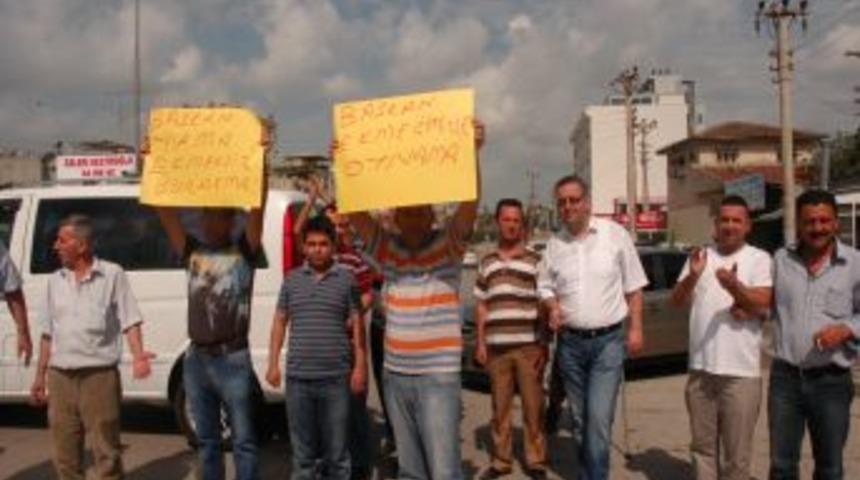 İş Yerlerinin Yıkılmasını Istemeyen Esnaf Yol Kapattı