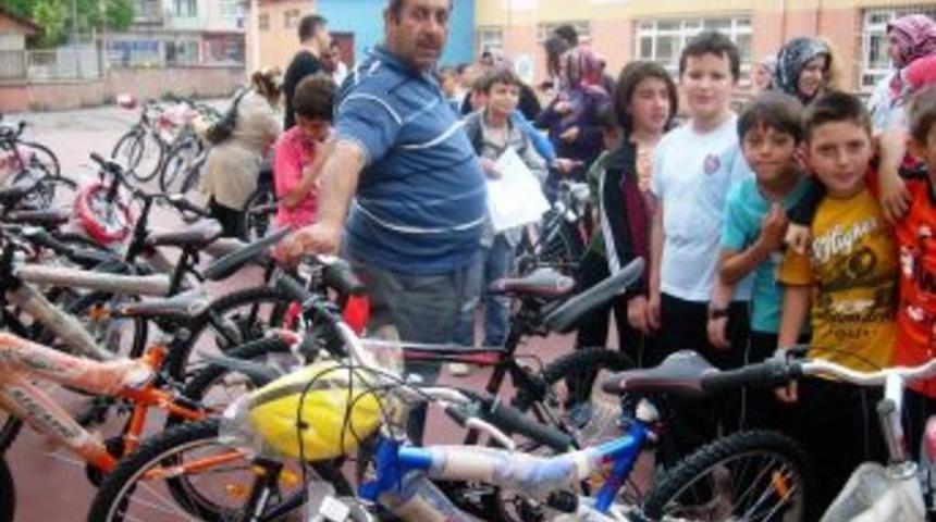 İzmit'te &Ouml;ğrecilere Bisiklet Dağıtımı Devam Ediyor