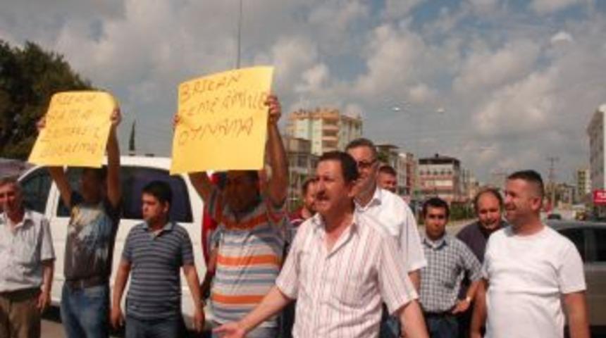 Yıkım Kararı Alınan Site Esnafı Yolu Trafiğe Kapatıp Eylem Yaptı