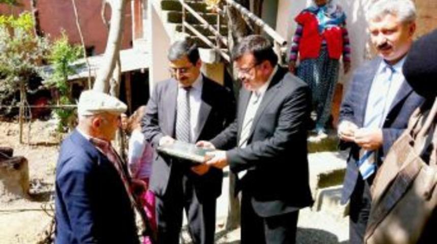 &Ouml;ğretmenler, Ziyaret Ettikleri Yaşlılara Kur'an Verdi