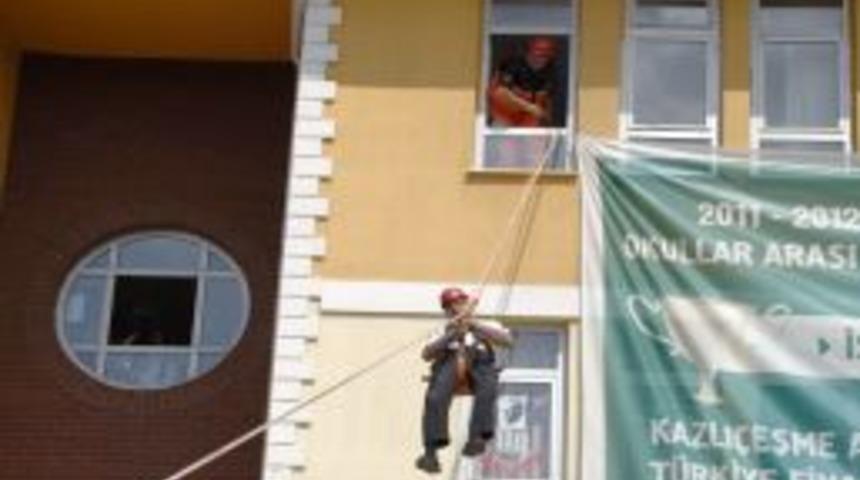 Zeytinburnu'nda Ger&ccedil;eğini Aratmayan Deprem Tatbikatı