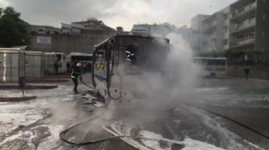 Ara&ccedil; Sahibine Kızan Şof&ouml;r Halk Otob&uuml;s&uuml;n&uuml; Ateşe Verdi
