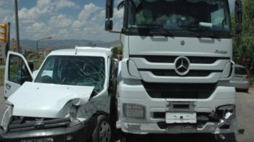Polis Aracıyla TIR &Ccedil;arpıştı: 1'i Ağır, 2 Polis Yaralı