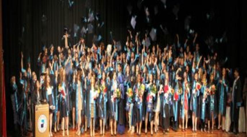PA&Uuml; Denizli Sağlık Hizmetleri Meslek Y&uuml;ksekokulu'nda Mezuniyet Heyecanı