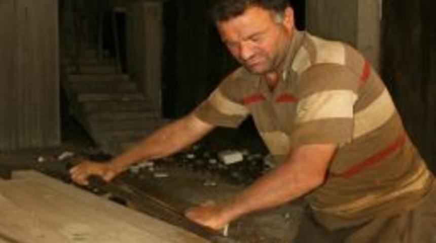 Engellerine Rağmen İnşaatlarda &Ccedil;alışarak Para Kazanıyor