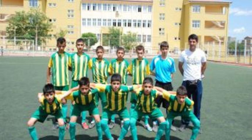 Kayapınar Belediyespor'un U-14 Takımının K&uuml;&ccedil;&uuml;k Yıldızı Fırat Kul&uuml;pler Tarafından Markaja Alındı